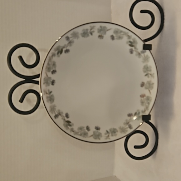 Noritake Discontinued Pinetta Green & Sliver Pinecones Salad Set of 4 Plates - Picture 1 of 8